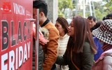 Giới trẻ Hà Nội đổ xô đi mua sắm ngày Black Friday